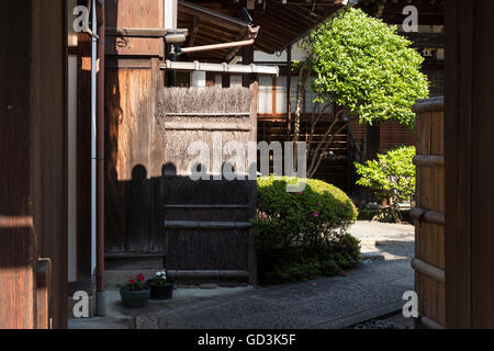 Vue dans une petite cour d'une traditionnelle maison privée dans le quartier Higashiyama vieille ville de Kyoto. Banque D'Images