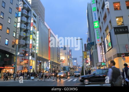 Luxurious quartier commerçant de Ginza à Tokyo au Japon. Banque D'Images