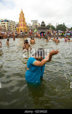 Echelle de dévot, Nasik Kumbh Mela, Maharashtra, Inde, Asie Banque D'Images