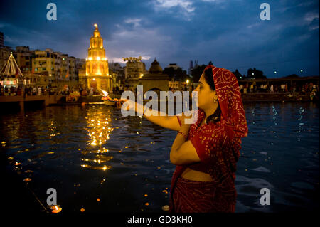 Woman performing pooja, Nasik, Maharashtra, Inde, Asie Banque D'Images