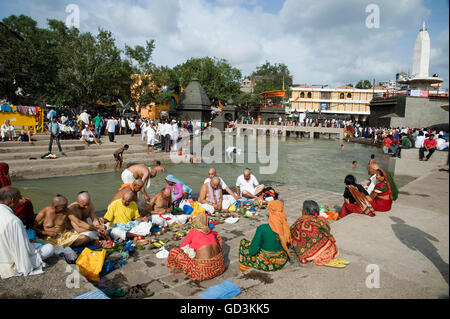 Pitru paksha prêtre effectuant près de la rivière godavari, Nasik, Maharashtra, Inde, Asie Banque D'Images