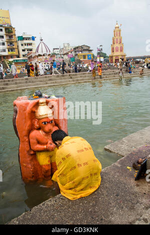 Sadhu enfant prier hanuman statue, Nasik, Maharashtra, Inde, Asie Banque D'Images