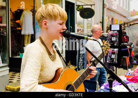 Ronneby, Suède - Juillet 9, 2016 : grand jour de marché public de la ville. Chanteur et musicien Hildur Hoglind comme musicien de rue Banque D'Images