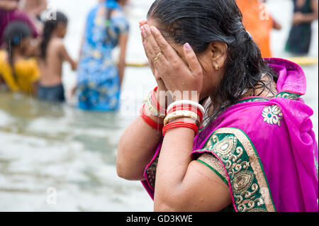 Woman bathing in river, Nasik, Maharashtra, Inde, Asie Banque D'Images