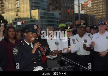 New York City, United States. 11 juillet, 2016. Nykeah Singer Brown ferme cérémonie avec chanson. Des centaines se sont réunis à Brooklyn's Grand Army Plaza pour une veillée aux chandelles parrainé par le diocèse de Brooklyn s'opposant à des incidents récents de violence contre les agents de police et civils afro-américaine aux mains de la police Credit : Andy Katz/Pacific Press/Alamy Live News Banque D'Images