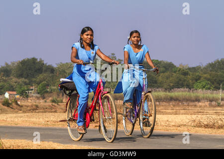 Aller à l'école filles Tribal bastar, Chhattisgarh, Inde, Asie, Banque D'Images