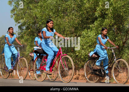 Aller à l'école filles Tribal bastar, Chhattisgarh, Inde, Asie, Banque D'Images
