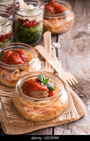 Spaghetti aux Boulettes de viande servi dans un pot Banque D'Images