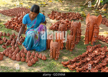 Statue en terre cuite, avec femme kondagaon bastar, village, Chhattisgarh, Inde, Asie Banque D'Images