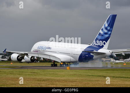 Farnborough, Royaume-Uni. 11 juillet, 2016. Airbus A380 vers le bas après son affichage Crédit : Uwe Deffner/Alamy Live News Banque D'Images