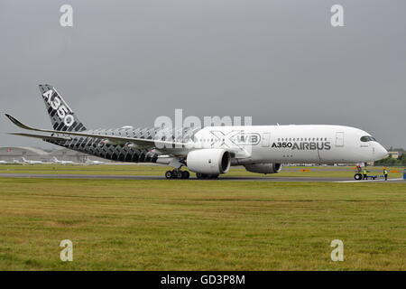 Farnborough, Royaume-Uni. 11 juillet, 2016. La preuve de son Airbus A350 XWB Crédit : Uwe Deffner/Alamy Live News Banque D'Images