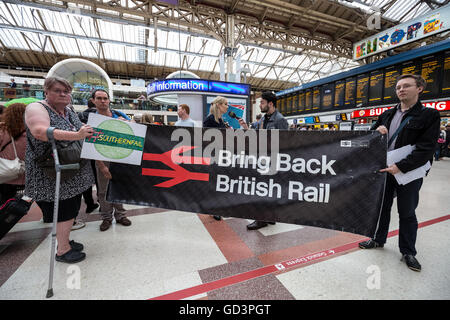 Londres, Royaume-Uni. 11 juillet, 2016. Les banlieusards manifester contre le Sud Rail à la gare Victoria de Londres au cours de l'heure de pointe lundi soir pour protester contre les retards, annulations et la réduction de calendrier qui entre en vigueur à l'Southern Rail franchise. Southern Rail est actuellement classé le pire pour la satisfaction des clients, a déclenché des manifestations et des actions directes parmi les passagers de la banlieue de Surrey et Sussex Crédit courroie : Guy Josse/Alamy Live News Banque D'Images