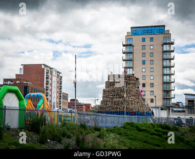 Belfast, Royaume-Uni. 11 juillet, 2016. Feu de loyalistes dans la région de Sandy Row Domaine du sud de Belfast. Credit : DMc Photographie/Alamy Live News Banque D'Images