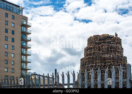 Belfast, Royaume-Uni. 11 juillet, 2016. Feu de loyalistes dans la région de Sandy Row Domaine du sud de Belfast. Credit : DMc Photographie/Alamy Live News Banque D'Images