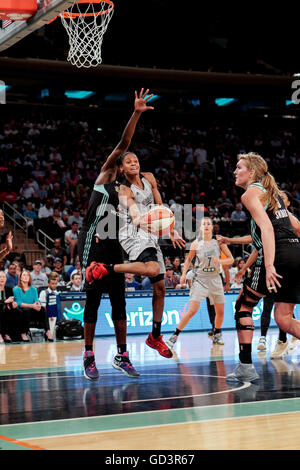 La ville de New York, New Jersey, USA. 10 juillet, 2016. San Antonio Stars garde, MORIAH JEFFERSON (4), des lecteurs pour le panier contre New York dans un match au Madison Square Garden de New York. © Joel Plummer/ZUMA/Alamy Fil Live News Banque D'Images