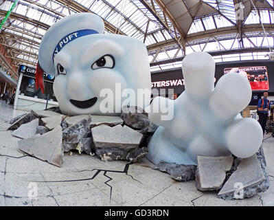 Le Chamallow géant de Ghostbusters est vu briser le plancher de la gare de Waterloo à Londres comme de la publicité Banque D'Images