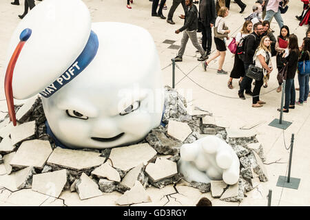 Waterloo, London, UK. 11 juillet, 2016. Bibendum Chamallow et la boue ainsi qu'une new york métro stlye kiosque à la gare de Waterloo pour promouvoir le nouveau film de fantômes. Credit : claire doherty/Alamy Live News Banque D'Images