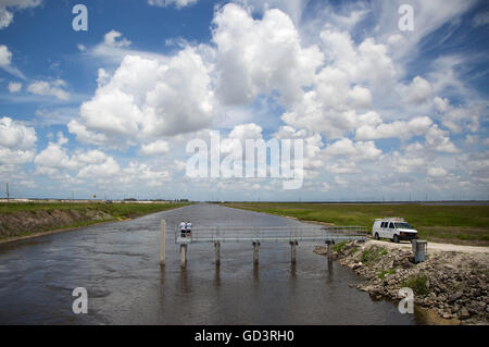 Wellington, en Floride, aux États-Unis. 11 juillet, 2016. Employés de la Floride du sud du département de gestion de l'eau installer un nouveau capteur pour mesurer la profondeur de l'eau dans le canal 51 C à l'ouest de Wellington le 12 juin 2016. Allen Eyestone/Le Palm Beach Post/ZUMA/Alamy Fil Live News Banque D'Images