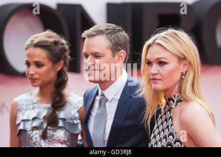 Londres, Royaume-Uni. 11 juillet 2016. L-R : Alicia Vikander, Matt Damon et Julia Stiles. Arrivées tapis rouge pour la première européenne de l'Universel film Jason Bourne (2016) à Londres de Leicester Square. Credit : Bettina Strenske/Alamy Live News Banque D'Images