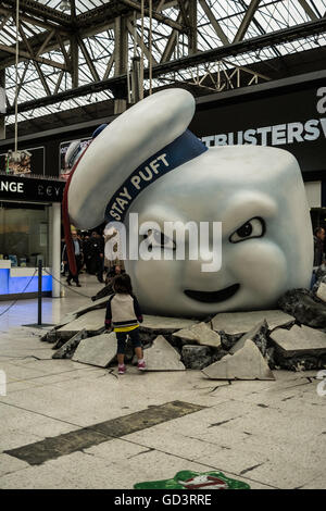 Waterloo, London, UK. 11 juillet, 2016. Bibendum Chamallow et la boue ainsi qu'une new york métro stlye kiosque à la gare de Waterloo pour promouvoir le nouveau film de fantômes. Credit : claire doherty/Alamy Live News Banque D'Images