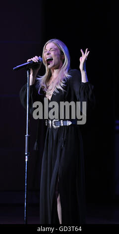 Emporia, Virginia, USA. Apr 16, 2016. Chanteuse LEANN RIMES se produisant au Greensville Performing Arts Center. © Tina Fultz/ZUMA/Alamy Fil Live News Banque D'Images