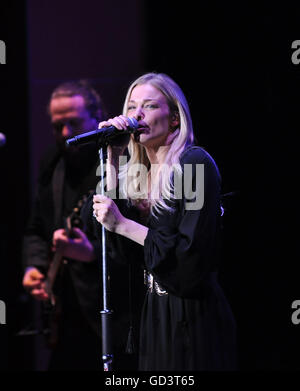 Emporia, Virginia, USA. Apr 16, 2016. Chanteuse LEANN RIMES se produisant au Greensville Performing Arts Center. © Tina Fultz/ZUMA/Alamy Fil Live News Banque D'Images