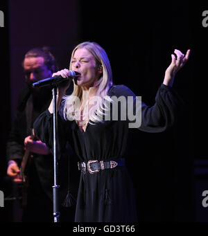 Emporia, Virginia, USA. Apr 16, 2016. Chanteuse LEANN RIMES se produisant au Greensville Performing Arts Center. © Tina Fultz/ZUMA/Alamy Fil Live News Banque D'Images