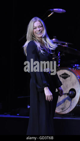 Emporia, Virginia, USA. Apr 16, 2016. Chanteuse LEANN RIMES se produisant au Greensville Performing Arts Center. © Tina Fultz/ZUMA/Alamy Fil Live News Banque D'Images