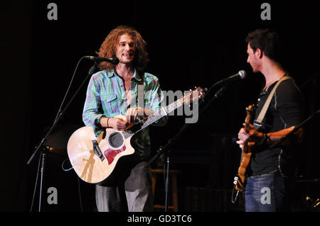 Emporia, Virginia, USA. Apr 16, 2016. Trio pays Levon se produisant au Greensville Performing Arts Center. © Tina Fultz/ZUMA/Alamy Fil Live News Banque D'Images