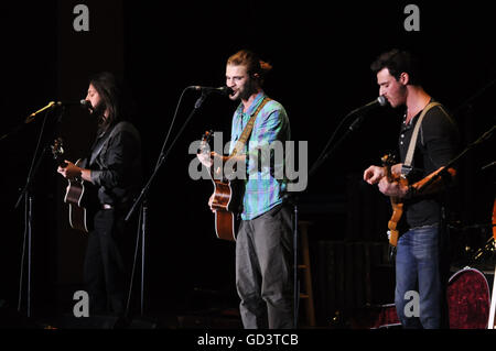 Emporia, Virginia, USA. Apr 16, 2016. Trio pays Levon se produisant au Greensville Performing Arts Center. © Tina Fultz/ZUMA/Alamy Fil Live News Banque D'Images