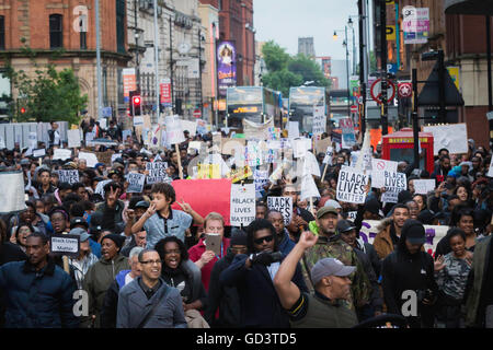 Manchester, UK. 11 juillet, 2016. Thosands de manifestants mars à Manchester à l'appui pour Black vit question. Credit : Andy Barton/Alamy Live News Banque D'Images