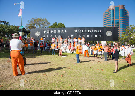 Los Angeles, Californie, USA. 10 juillet, 2016. Les manifestants se sont réunis à l'extérieur de l'édifice fédéral à los angeles appelant à la mise en accusation de Hillary Clinton au sujet de son utilisation de messagerie tout en servant de secrétaire d'État des États-Unis. Le fbi la décision de ne pas porter plainte contre elle a été annoncée la semaine dernière. La manifestation était organisée par un groupe non partisan appelée justice légale et de l'égalité pour tous, et fait partie d'un effort national dans les villes à travers les États-Unis. @ Sheri determan / alamy live news Banque D'Images
