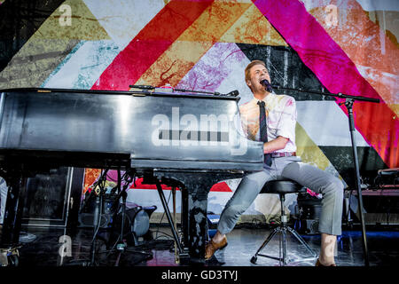 Clarkston, Michigan, USA. 8 juillet, 2016. ANDREW MCMAHON sur la ''Weezer et de panique ! À la discothèque le tournée d'été'' au DTE Energy Music Theatre à Clarkston, MI le 8 juillet 2016 © Marc Nader/ZUMA/Alamy Fil Live News Banque D'Images