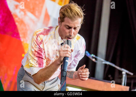 Clarkston, Michigan, USA. 8 juillet, 2016. ANDREW MCMAHON sur la ''Weezer et de panique ! À la discothèque le tournée d'été'' au DTE Energy Music Theatre à Clarkston, MI le 8 juillet 2016 © Marc Nader/ZUMA/Alamy Fil Live News Banque D'Images