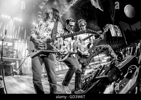 Clarkston, Michigan, USA. 8 juillet, 2016. BRIAN BELL, RIVIÈRES CUOMO ET SCOTT SHRINER de WEEZER sur la ''Weezer et de panique ! À la discothèque le tournée d'été'' au DTE Energy Music Theatre à Clarkston, MI le 8 juillet 2016 © Marc Nader/ZUMA/Alamy Fil Live News Banque D'Images