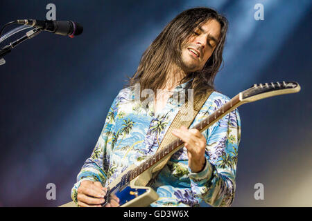 Clarkston, Michigan, USA. 8 juillet, 2016. BRIAN BELL de WEEZER sur la ''Weezer et de panique ! À la discothèque le tournée d'été'' au DTE Energy Music Theatre à Clarkston, MI le 8 juillet 2016 © Marc Nader/ZUMA/Alamy Fil Live News Banque D'Images