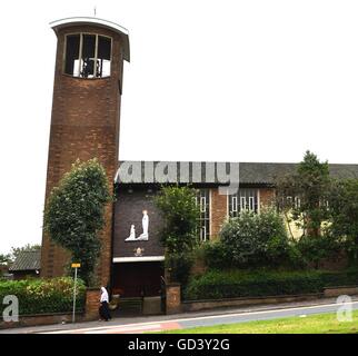 Manchester UK 12 juillet 2016 une femme musulmane passe devant l'église Sainte Bernadette RC dans le sud de Manchester sur Princess Road à la fin de la M56, qui est l'une des 40 églises propose la fermeture par John Arnold, l'évêque du diocèse catholique romain de Salford. La baisse des chiffres de l'église et de l'absence de prêtres diocésains ont été les principaux facteurs dans les propositions de restructuration du diocèse, qui s'étend de la rivière Mersey dans le sud au nord du Lancashire. Crédit : John Fryer/Alamy Live News Banque D'Images