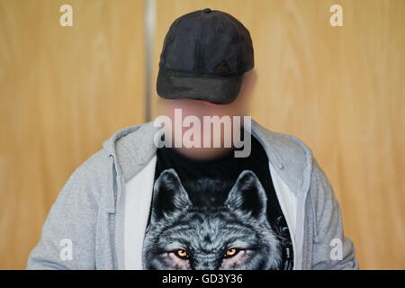 Coburg, Allemagne. 12 juillet, 2016. Défendeur Johann G., qui est accusé de meurtre, d'aider, représenté à la salle d'audience de la cour régionale de Coburg, Allemagne, 12 juillet 2016. Après 8 bébés ont été trouvé mort à son domicile, le procureur a accusé sa femme de tuer délibérément 4 d'entre eux. Leur père est accusé d'aider son épouse. PHOTO : DANIEL KARMANN/DPA L'ATTENTION DES RÉDACTEURS : visage du défendeur par floue source conformément aux ordonnances de la cour. Photo : afp/Alamy Live News Banque D'Images