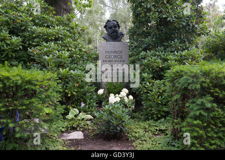 Berlin, Allemagne. 12 juillet, 2016. Le buste de Heinrich George sur la pierre tombale de l'acteur dans un cimetière en Onkel-Tom-Strasse à Berlin, Allemagne, 12 juillet 2016. Son fils George Goetz a été enterré dans la tombe suivante le long. PHOTO : PAUL ZINKEN/DPA/Alamy Live News Banque D'Images