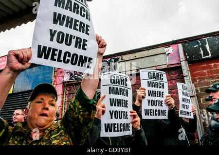 Belfast, Irlande du Nord. 12 juil 2016 - Le défilé d'Ardoyne (où loges de Ligoniel Orange inscrivez-vous jusqu'à la principale 12 juillet parade) réussi l'Ardoyne litigieuses des magasins sans incident. Environ 150 manifestants de GARC recueillies, qui a crié "marche de la honte !" comme la flûte, la bande Orange Lodge et 100 partisans ont réussi. Crédit : Stephen Barnes/Alamy Live News Banque D'Images