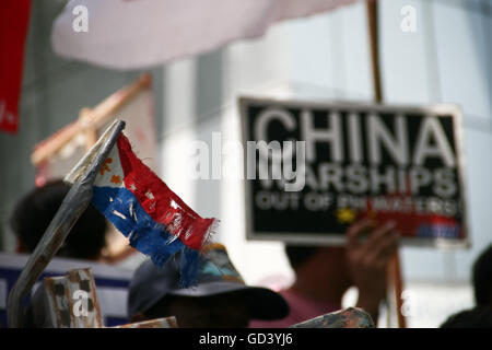 Aux Philippines. 12 juillet, 2016. Protestation des militants ont organisé un rassemblement devant le consulat de Chine à Buendia Avenue, Makati City, Philippines pour affirmer l' la souveraineté sur les îles contestées en mer de Chine du Sud. La Cour internationale d'arbitrage permanent tout récemment annoncé qu'elle a décerné à la pleine autorité de la Philippines islands tel que mandaté par l'UNCLOS. © J Gerard Seguia/ZUMA/Alamy Fil Live News Banque D'Images