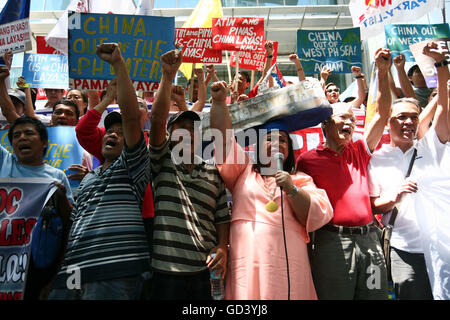 Aux Philippines. 12 juillet, 2016. Protestation des militants ont organisé un rassemblement devant le consulat de Chine à Buendia Avenue, Makati City, Philippines pour affirmer l' la souveraineté sur les îles contestées en mer de Chine du Sud. La Cour internationale d'arbitrage permanent tout récemment annoncé qu'elle a décerné à la pleine autorité de la Philippines islands tel que mandaté par l'UNCLOS. © J Gerard Seguia/ZUMA/Alamy Fil Live News Banque D'Images