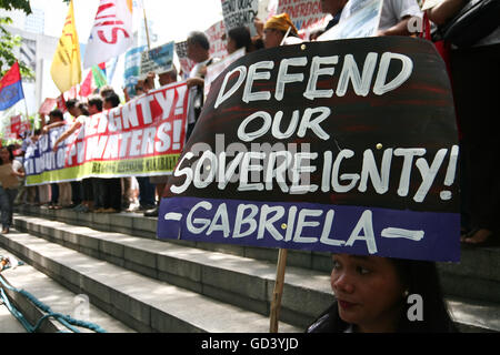 Aux Philippines. 12 juillet, 2016. Protestation des militants ont organisé un rassemblement devant le consulat de Chine à Buendia Avenue, Makati City, Philippines pour affirmer l' la souveraineté sur les îles contestées en mer de Chine du Sud. La Cour internationale d'arbitrage permanent tout récemment annoncé qu'elle a décerné à la pleine autorité de la Philippines islands tel que mandaté par l'UNCLOS. © J Gerard Seguia/ZUMA/Alamy Fil Live News Banque D'Images