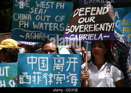 Aux Philippines. 12 juillet, 2016. Protestation des militants ont organisé un rassemblement devant le consulat de Chine à Buendia Avenue, Makati City, Philippines pour affirmer l' la souveraineté sur les îles contestées en mer de Chine du Sud. La Cour internationale d'arbitrage permanent tout récemment annoncé qu'elle a décerné à la pleine autorité de la Philippines islands tel que mandaté par l'UNCLOS. © J Gerard Seguia/ZUMA/Alamy Fil Live News Banque D'Images