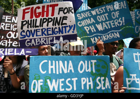 Aux Philippines. 12 juillet, 2016. Protestation des militants ont organisé un rassemblement devant le consulat de Chine à Buendia Avenue, Makati City, Philippines pour affirmer l' la souveraineté sur les îles contestées en mer de Chine du Sud. La Cour internationale d'arbitrage permanent tout récemment annoncé qu'elle a décerné à la pleine autorité de la Philippines islands tel que mandaté par l'UNCLOS. © J Gerard Seguia/ZUMA/Alamy Fil Live News Banque D'Images