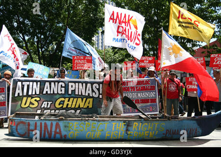 Aux Philippines. 12 juillet, 2016. Protestation des militants ont organisé un rassemblement devant le consulat de Chine à Buendia Avenue, Makati City, Philippines pour affirmer l' la souveraineté sur les îles contestées en mer de Chine du Sud. La Cour internationale d'arbitrage permanent tout récemment annoncé qu'elle a décerné à la pleine autorité de la Philippines islands tel que mandaté par l'UNCLOS. © J Gerard Seguia/ZUMA/Alamy Fil Live News Banque D'Images