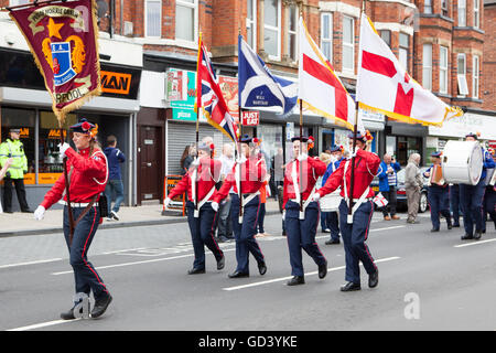 Southport, Merseyside, Royaume-Uni 12 Juillet 2016. Tambours au Loyalist Orangistes Southport's day marche dans les rues de la ville. C'est un événement annuel dans le complexe lorsque des loges locales de Merseyside Bootle, et de loin loin comme Édimbourg et Glasgow se rassemblent pour mars et défilé pour accompagnement musical acclamé par des foules de spectateurs célébrant l'anniversaire de la bataille de la Boyne. Credit : Cernan Elias/Alamy Live News Banque D'Images