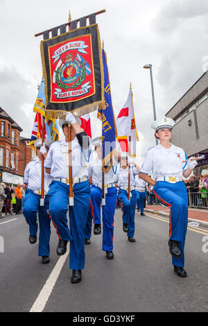 Southport, Merseyside, Royaume-Uni 12 Juillet 2016. Tambours au Loyalist Orangistes Southport's day marche dans les rues de la ville. C'est un événement annuel dans le complexe lorsque des loges locales de Merseyside Bootle, et de loin loin comme Édimbourg et Glasgow se rassemblent pour mars et défilé pour accompagnement musical acclamé par des foules de spectateurs célébrant l'anniversaire de la bataille de la Boyne. Credit : Cernan Elias/Alamy Live News Banque D'Images