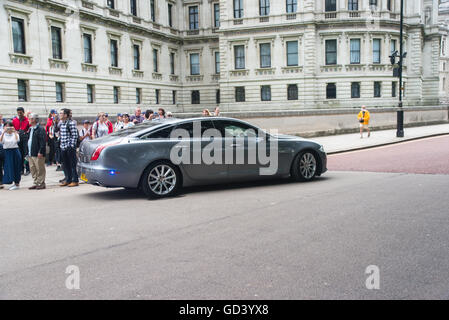 Londres, Royaume-Uni. 12 juillet, 2016. David Cameron quitte Downing Street pour la dernière fois en tant que PM, le jour avant mai Theresa devient PM - London, GB, 12 juillet 2016 - Crédit : Alberto Pezzali/Alamy Live News Banque D'Images