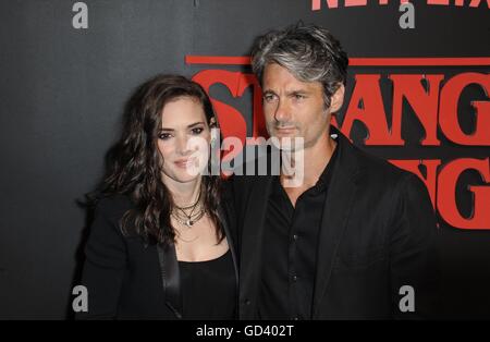 Los Angeles, CA, USA. 11 juillet, 2016. Winona Ryder, Mackinlay Scott Hahn aux arrivées pour STRANGER THINGS Series Premiere sur Netflix, Mack Sennett Studios, Los Angeles, CA 11 juillet 2016. Crédit : David Longendyke/Everett Collection/Alamy Live News Banque D'Images